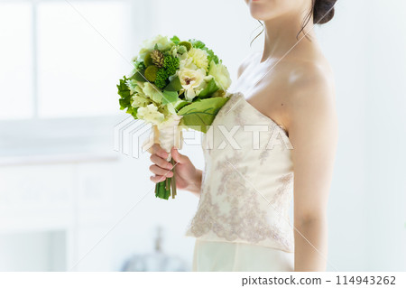 Bride with a bouquet Bride with a bouquet 114943262