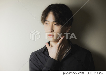 穿黑西裝的男人 114943352