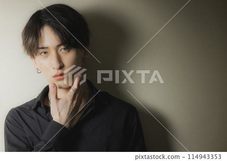 穿黑西裝的男人 114943353