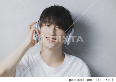 Young man listening to music 114943401