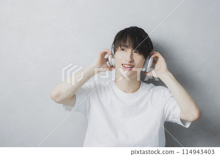 Young man listening to music 114943403