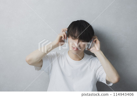 聽音樂的年輕人 114943406