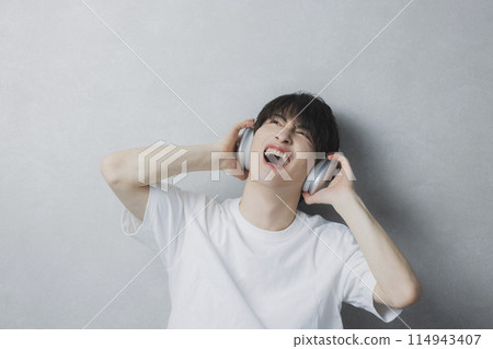 聽音樂的年輕人 聽音樂的年輕人 114943407