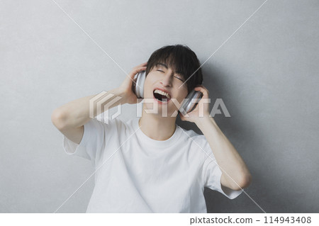 聽音樂的年輕人 114943408