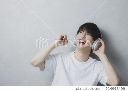 Young man listening to music 114943409
