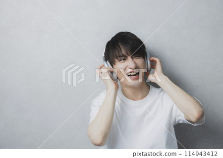 聽音樂的年輕人 114943412