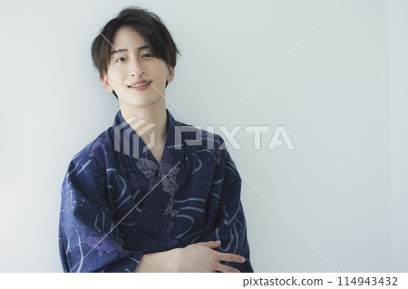 穿著浴衣的年輕人 穿著浴衣的年輕人 114943432