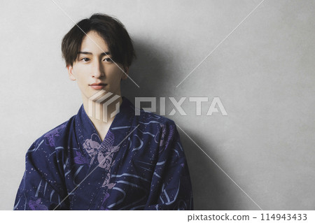 Young man in yukata 114943433