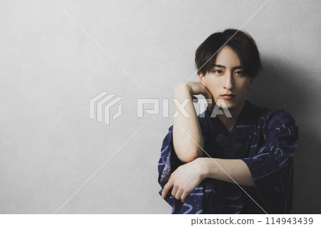 Young man in yukata 114943439