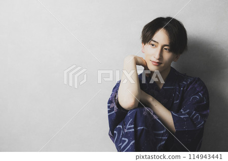 Young man in yukata 114943441