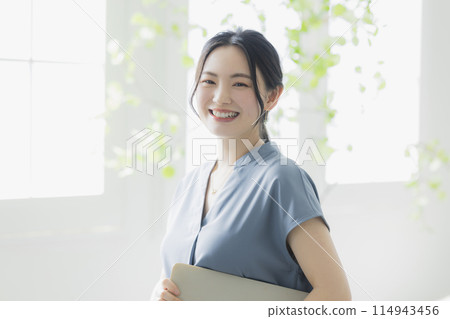 有筆記型電腦的女人 114943456