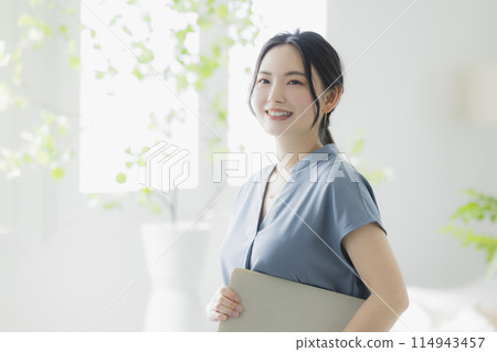 有筆記型電腦的女人 114943457