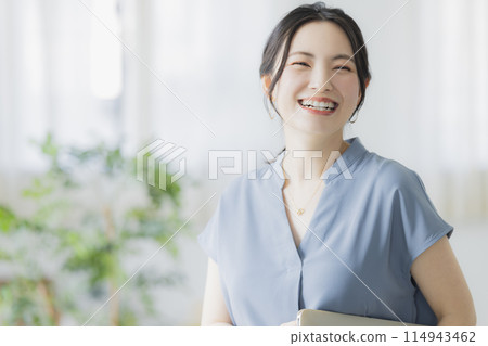 有筆記型電腦的女人 114943462