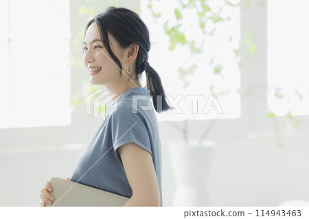 有筆記型電腦的女人 114943463