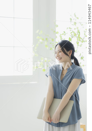 有筆記型電腦的女人 有筆記型電腦的女人 114943467