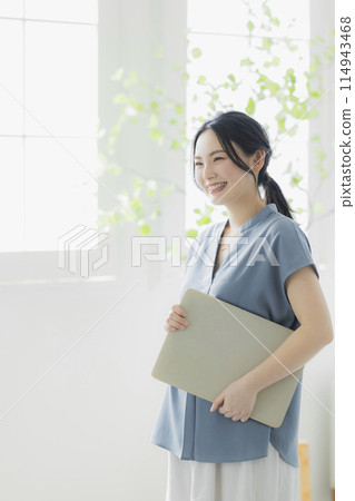 A woman with a laptop 114943468