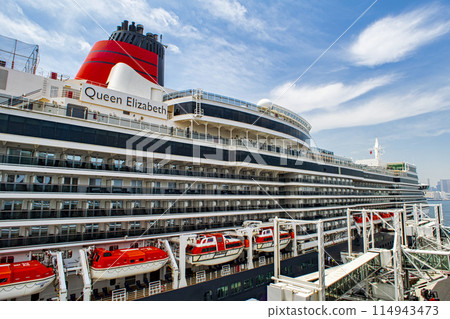 Tokyo International Cruise Terminal: Queen Elizabeth cruise ship docked Tokyo International Cruise Terminal: Queen Elizabeth cruise ship docked 114943473