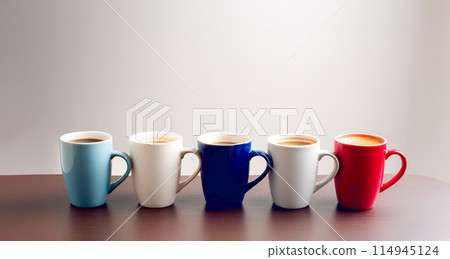 五個咖啡杯排列的圖像 五個咖啡杯排列的圖像 114945124