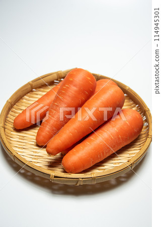 Fresh carrots 114945301