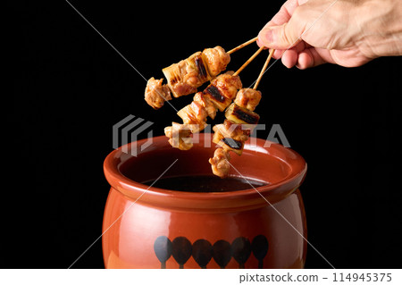 將烤雞肉串浸泡在醬汁中 114945375