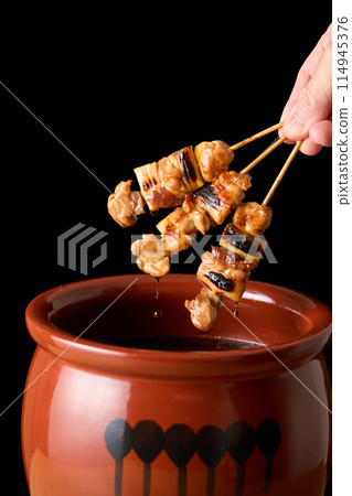 將烤雞肉串浸泡在醬汁中 114945376