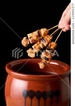 將烤雞肉串浸泡在醬汁中 114945377