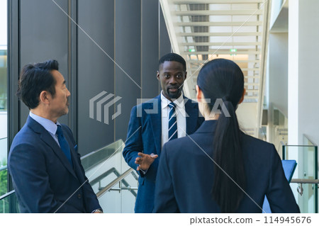 一群跨國商人在大廳交談 114945676