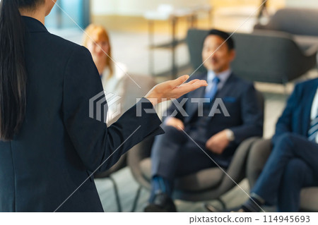 一位女士在大廳發表演講 114945693