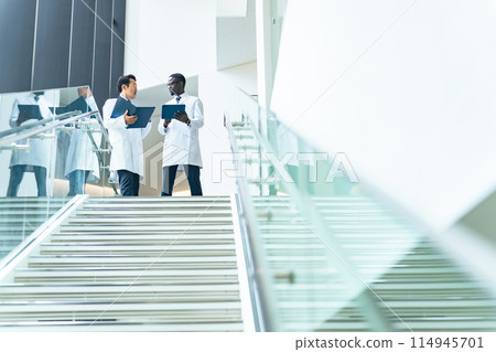 身穿白大褂的跨國團體在大廳交談 114945701
