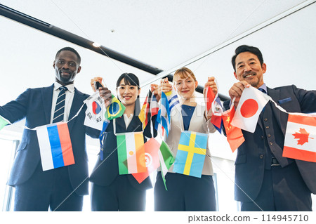 一群跨國商人舉著旗幟排隊 114945710