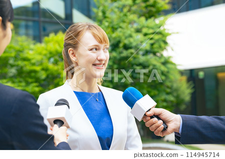 接受采訪的外國女性 接受采訪的外國女性 114945714