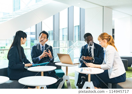 一群跨國商務人士在大廳交談 114945717