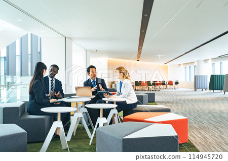 一群跨國商務人士在大廳交談 114945720