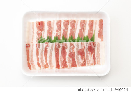 白色背景中燒烤用的五花肉 114946024