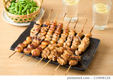 拼盤上的烤雞肉串 拼盤上的烤雞肉串 114946128