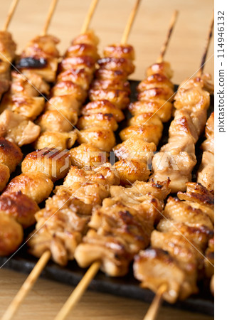 拼盤上的烤雞肉串 114946132