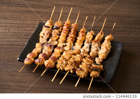 拼盤上的烤雞肉串 114946139