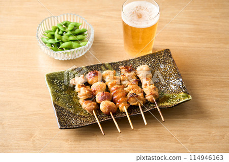 盤子裡的烤雞肉串 114946163