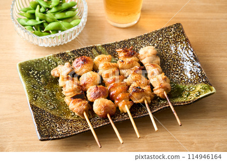 盤子裡的烤雞肉串 114946164