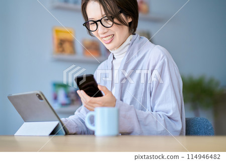 操作平板電腦和智慧型手機的女性 114946482