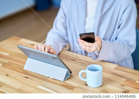 操作平板電腦和智慧型手機的女性 114946486