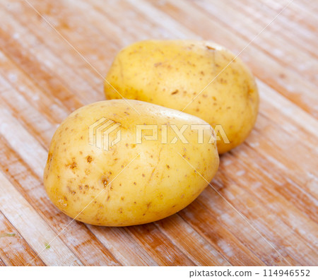 Freshly washed potatoes on a wooden table 114946552