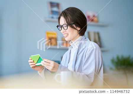 女人看著銀行帳戶存摺 114946732