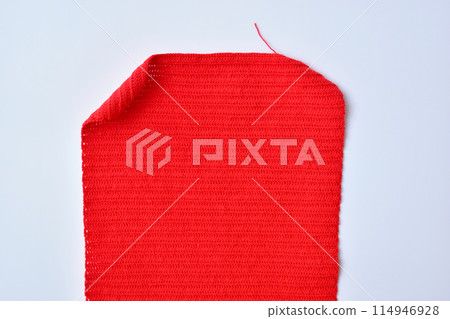 red wool knitted yarn texture, woolen fabric on white background 114946928