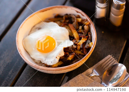 Fried egg with baked potatoes with eggplant and pepper 114947198