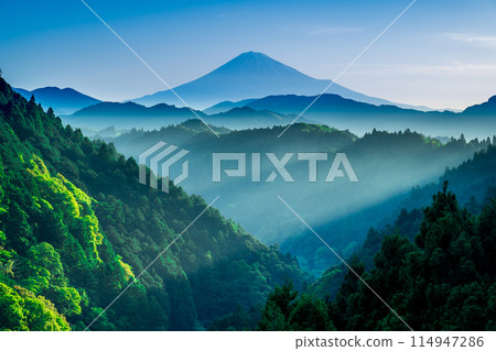 Summer Fuji and the mountain ranges illuminated by the morning sun 114947286