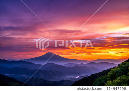 Sunrise sky and Mt. Fuji as seen from Shimizu Yoshiwara 114947296