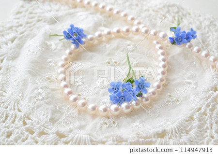 蕾絲和珍珠項鍊和藍色花朵 114947913