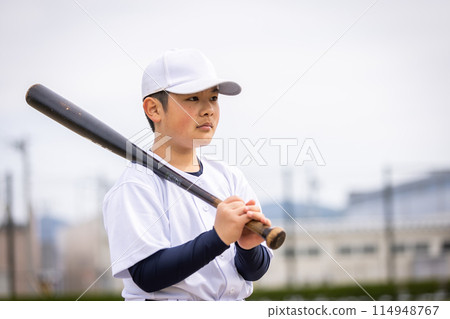 一個拿著球棒的男孩。 一個拿著球棒的男孩。 114948767