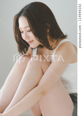 Foot care for women in their 20s 114949102